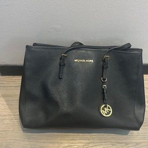 Michael Kors Tote bag perfect condition. Black Medium Size. Perfect to travel